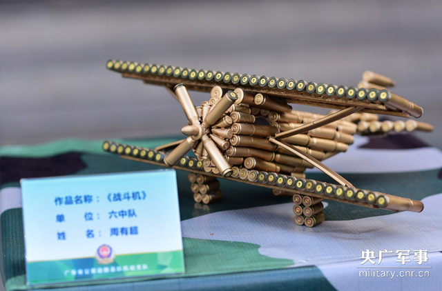 图为战士弹壳手工艺作品.