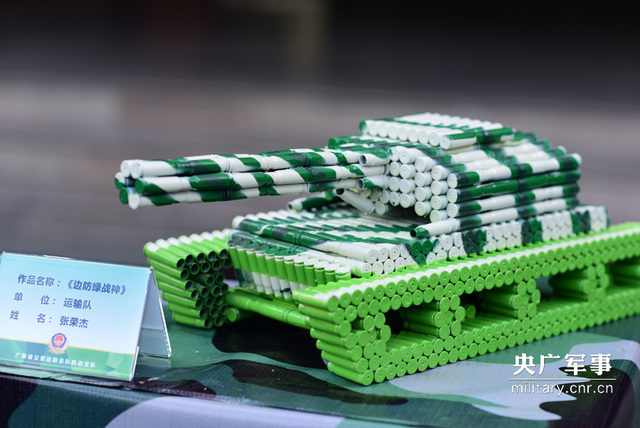 图为战士弹壳手工艺作品.