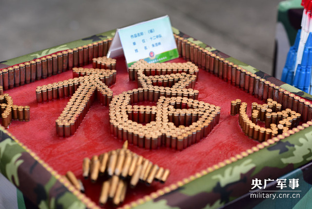 图为战士弹壳手工艺作品.