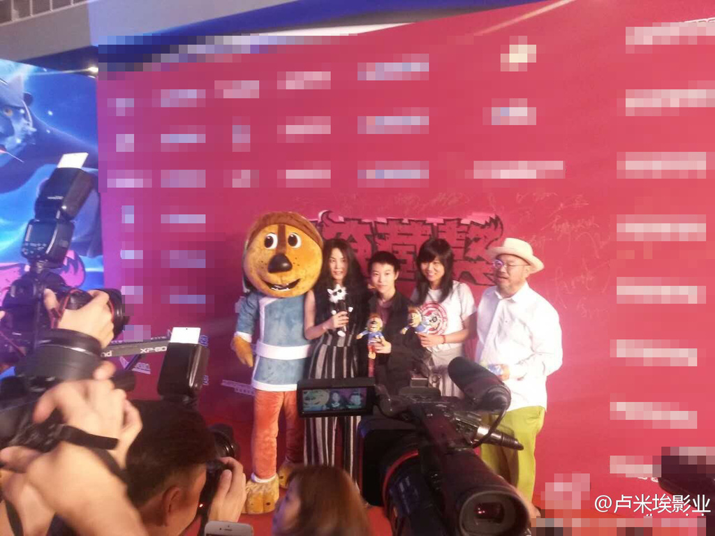 母女合体！王菲窦靖童现身 表情高冷模样神似