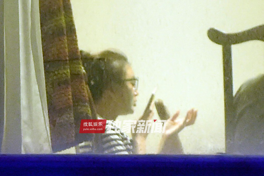 独家：秦岚深夜会友 烟不离手越抽越嗨