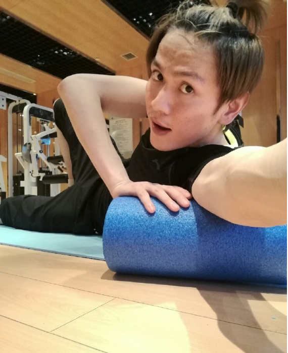 鲍春来健身不忘自拍 夸张表情抢镜