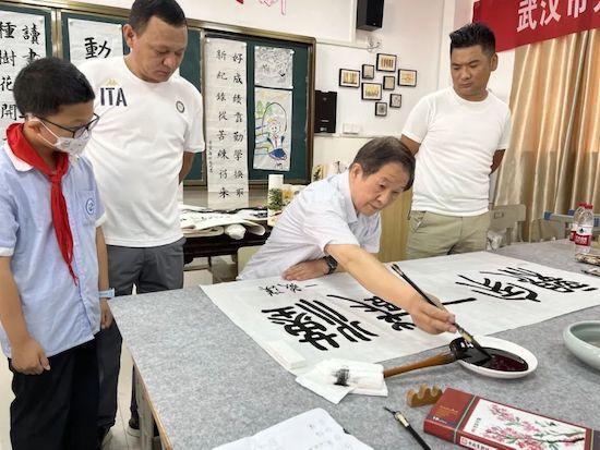 湖北省书画名家“喜迎二十大”书画艺术展示走进武汉光谷九小