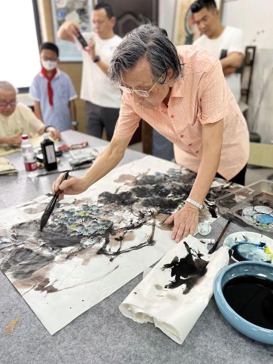湖北公安县美术家协会荣誉主席史绍政画家,更是行云流水般的挥洒笔墨