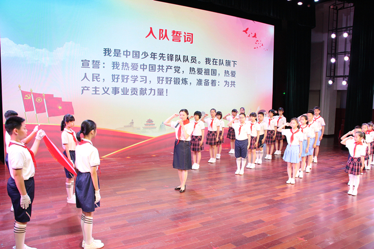 少先队员宣誓6月1日上午,泉州市少先队"喜迎二十大 争做好队员"主题队