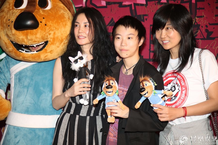 王菲窦靖童同现身 妈妈拉女儿合影