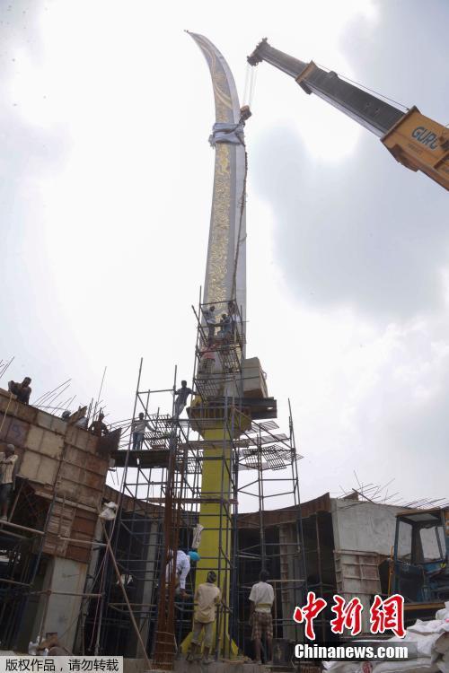 印度竖45米高钢刀纪念碑 迎接独立日