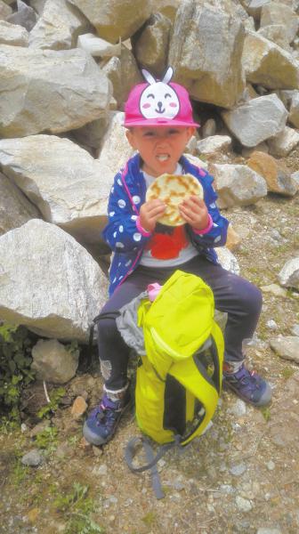 徒步川藏线半个月 4岁“最小背包客”抵达巴塘