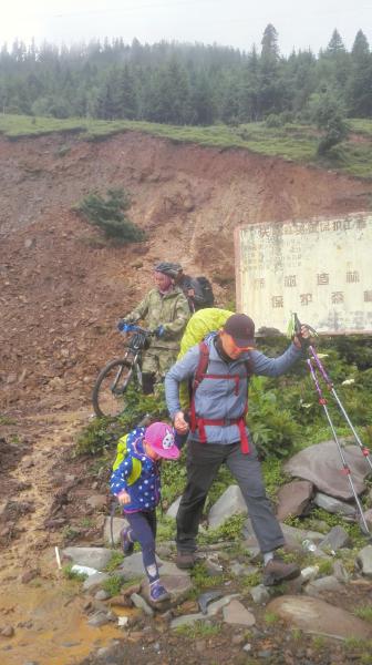 徒步川藏線半個月 4歲“最小背包客”抵達巴塘