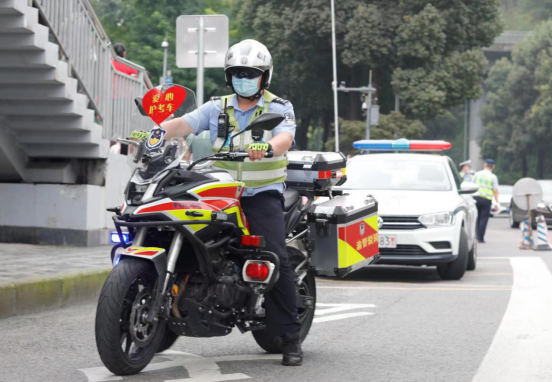 【原创】2022年高考在即 重庆九龙坡交巡警全力保障考生安心考试_fororder_微信图片_20220606164018