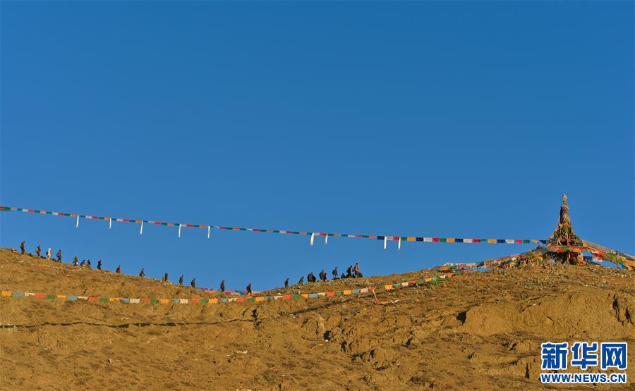 西藏日喀则：竖五彩经幡 祈五谷丰登