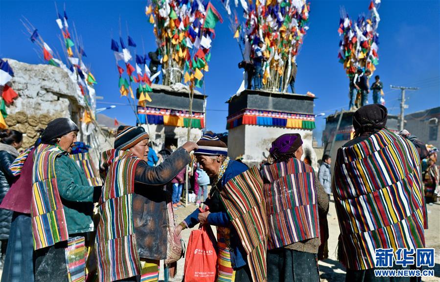 西藏日喀则：竖五彩经幡 祈五谷丰登