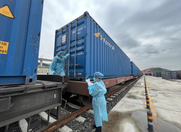 贵州省打造东盟货物经铁路直达欧洲中转枢纽 中老铁路衔接中欧班列首批货物货运通关测试成功