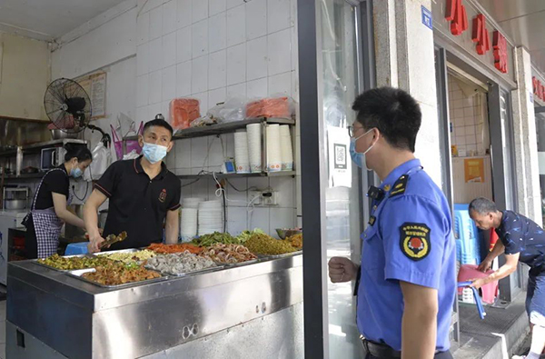 成都市城市管理委员会强化城市管理保障 为高考保驾护航_fororder_嘱咐商家营业过程中提醒食客降低音量-供图-成都市城市管理委员会