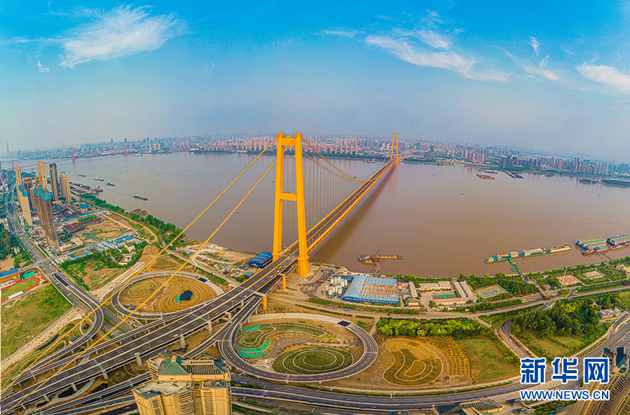 “金色巨龙”——航拍完成涂装的武汉杨泗港长江大桥