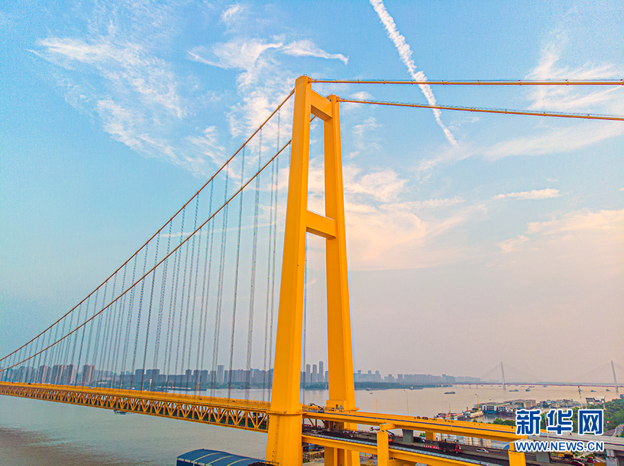 “金色巨龙”——航拍完成涂装的武汉杨泗港长江大桥
