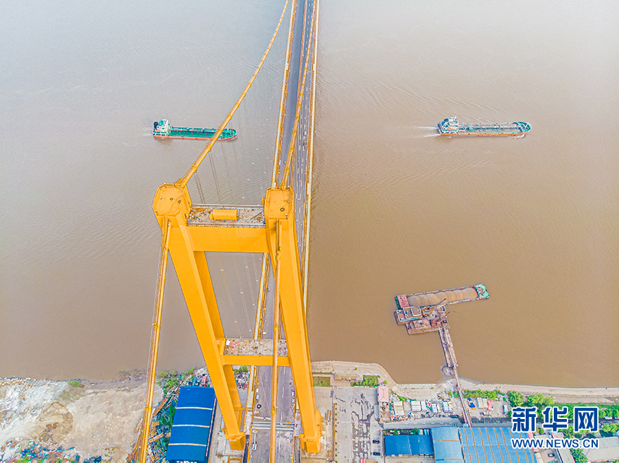 “金色巨龙”——航拍完成涂装的武汉杨泗港长江大桥