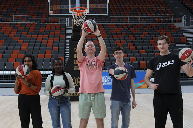 （只审不发）“丝路青年”点赞成都大运会里的“科技+智慧”元素_fororder_丝路青年打卡凤凰山体育公园综合体育馆--摄影-李婷