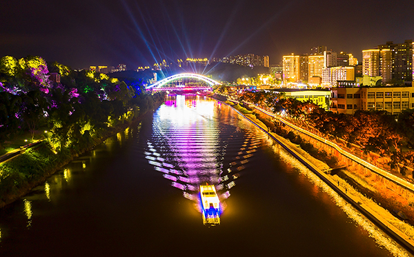 端午节文旅活动丰富多彩 自贡市17个A级景区共接待游客26.91万人次_fororder_6夜游釜溪（摄影-廖志全）