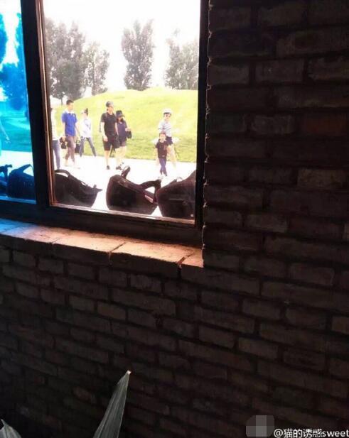 邓超孙俪一家四口外出 娘娘的眼神很具有杀伤力_娱乐_腾讯网