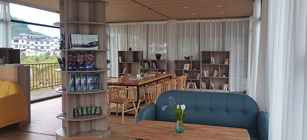 宜宾长宁·双河国际自驾游露营地开营仪式举行_fororder_露营地综合服务中心书吧一角-摄影-何芳