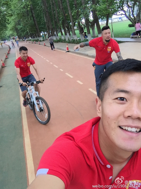 恒大三將騎車出遊 黃博文拍不停張琳芃耍帥(圖)