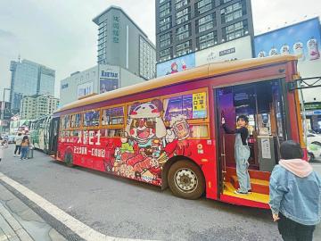 吃着火锅逛成都 全国首辆火锅巴士今日发车