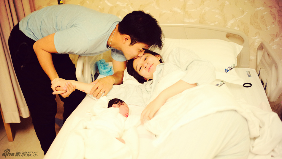 弦子产子取名"暖暖" 一家三口大长腿