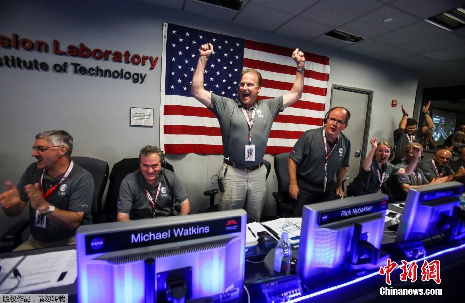 NASA工作人员庆祝“朱诺”成功进入木星轨道