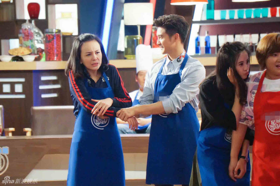 星厨3田亮帮王琳按手舒筋 获大学生献抱(图)