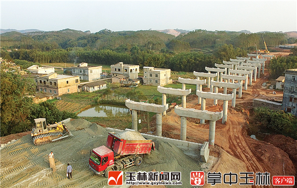 【八桂大地-玉林】玉林民用机场公路建设正酣 工人全力以赴加快建设