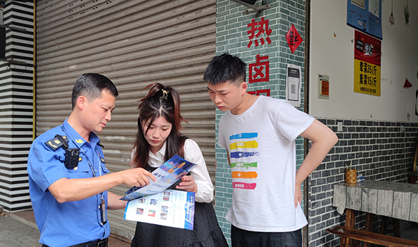 李熠炜：点滴付出 融入城市烟火气里_fororder_李熠炜正在工作-摄影-方秦