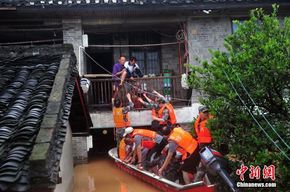 湖南溆浦县8位民众被洪水围困 救援人员穿越洪流营救
