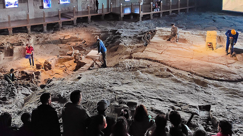 自贡恐龙博物馆将在首届自贡国际恐龙文化旅游节开展多个亮点活动_fororder_3游客参观现场（摄影-廖志全）