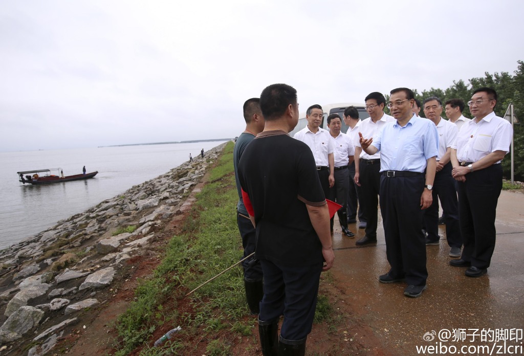 李克强5日登上湖南岳阳洞庭湖大堤建新垸柳叶湖堤段视察防汛.