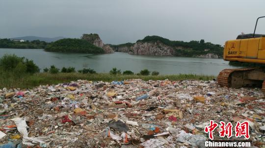 上海垃圾偷倒太湖调查：几篮球场垃圾引苍蝇满天飞