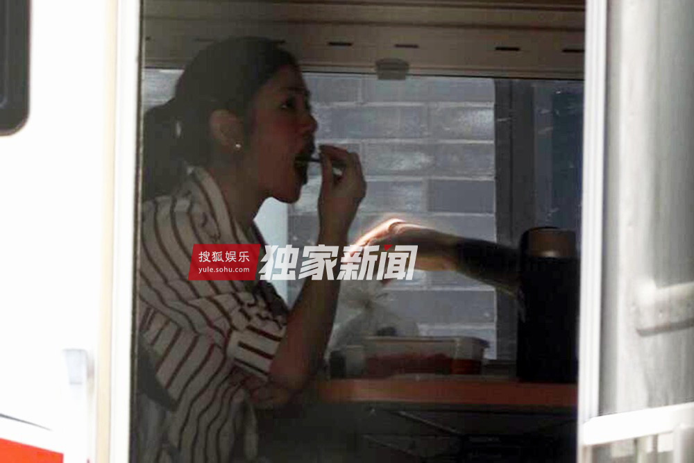 独家：陈妍希怀孕片场狂吃 准新娘披婚纱忙自拍