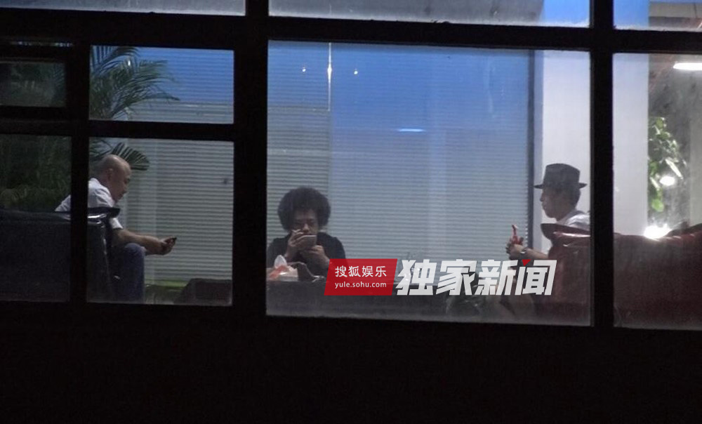 独家:筹备新电影? 徐峥黄渤深夜品酒热聊