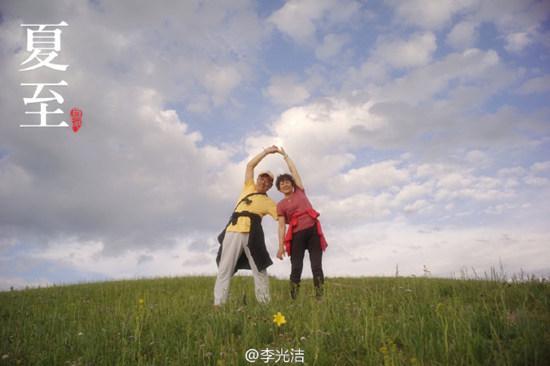 李光洁晒父母合照 网友齐呼:公公婆婆好