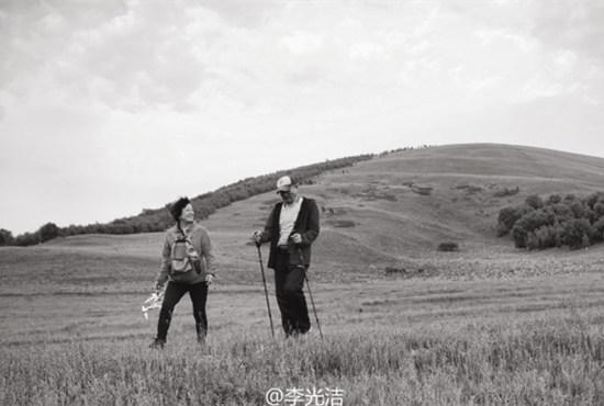 李光洁晒父母合照 网友齐呼:公公婆婆好