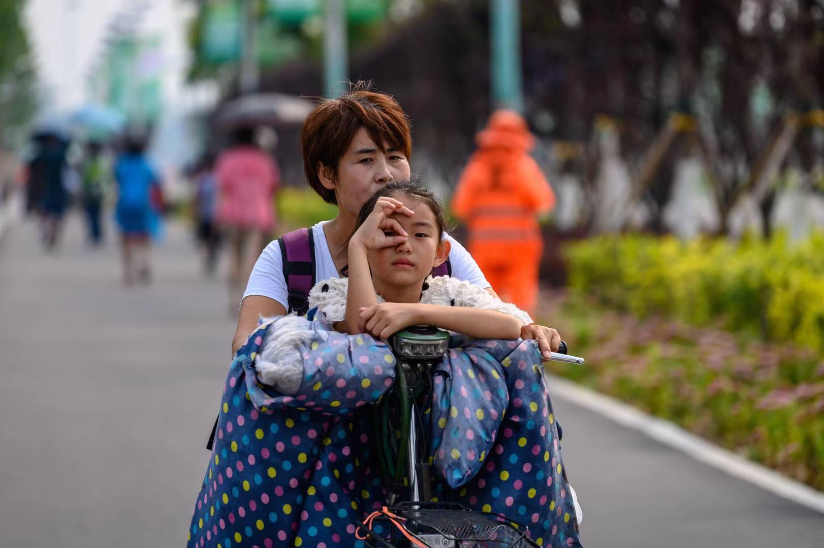 圖片默認標題_fororder_北京街頭一對出行的母女