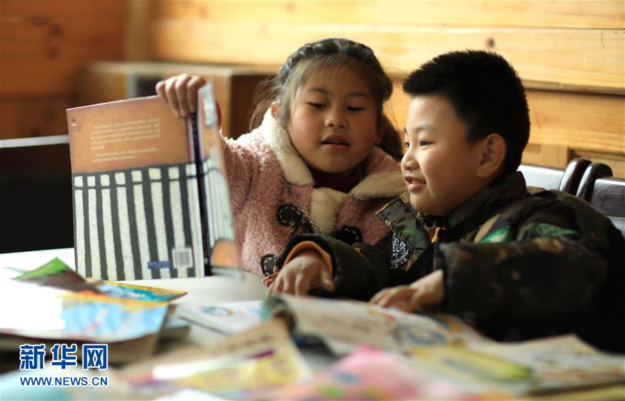 贵州丹寨：农家书屋度寒假
