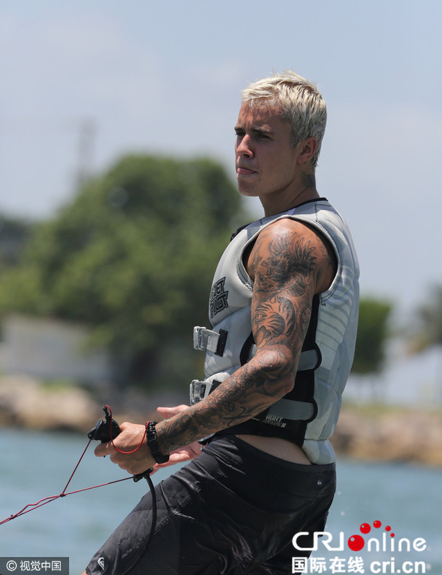 贾斯汀&middot;比伯(justin bieber)海边度假,大玩水上滑板酷帅十足