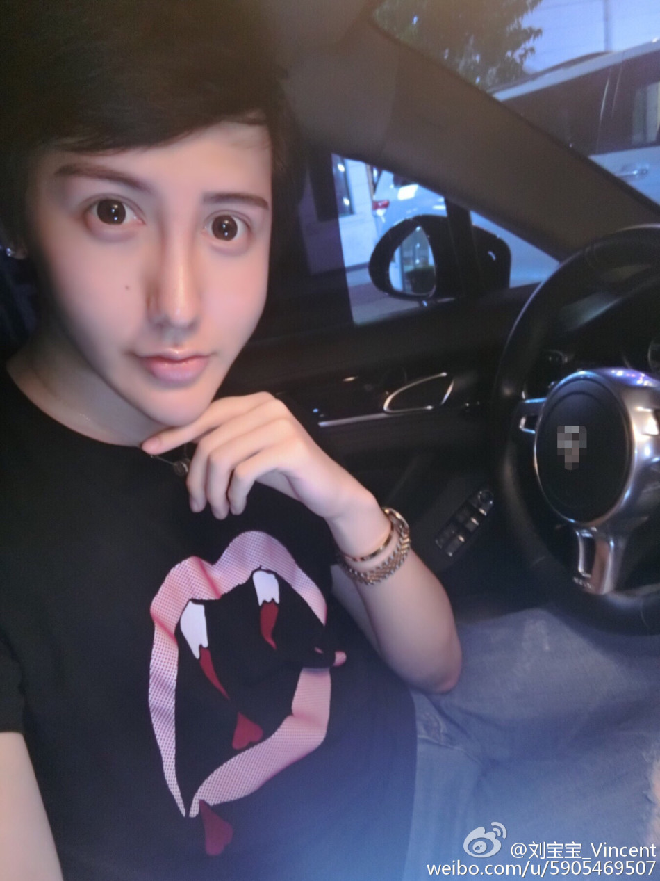 蛇精男刘梓晨豪车内自拍 自卖自夸好清纯
