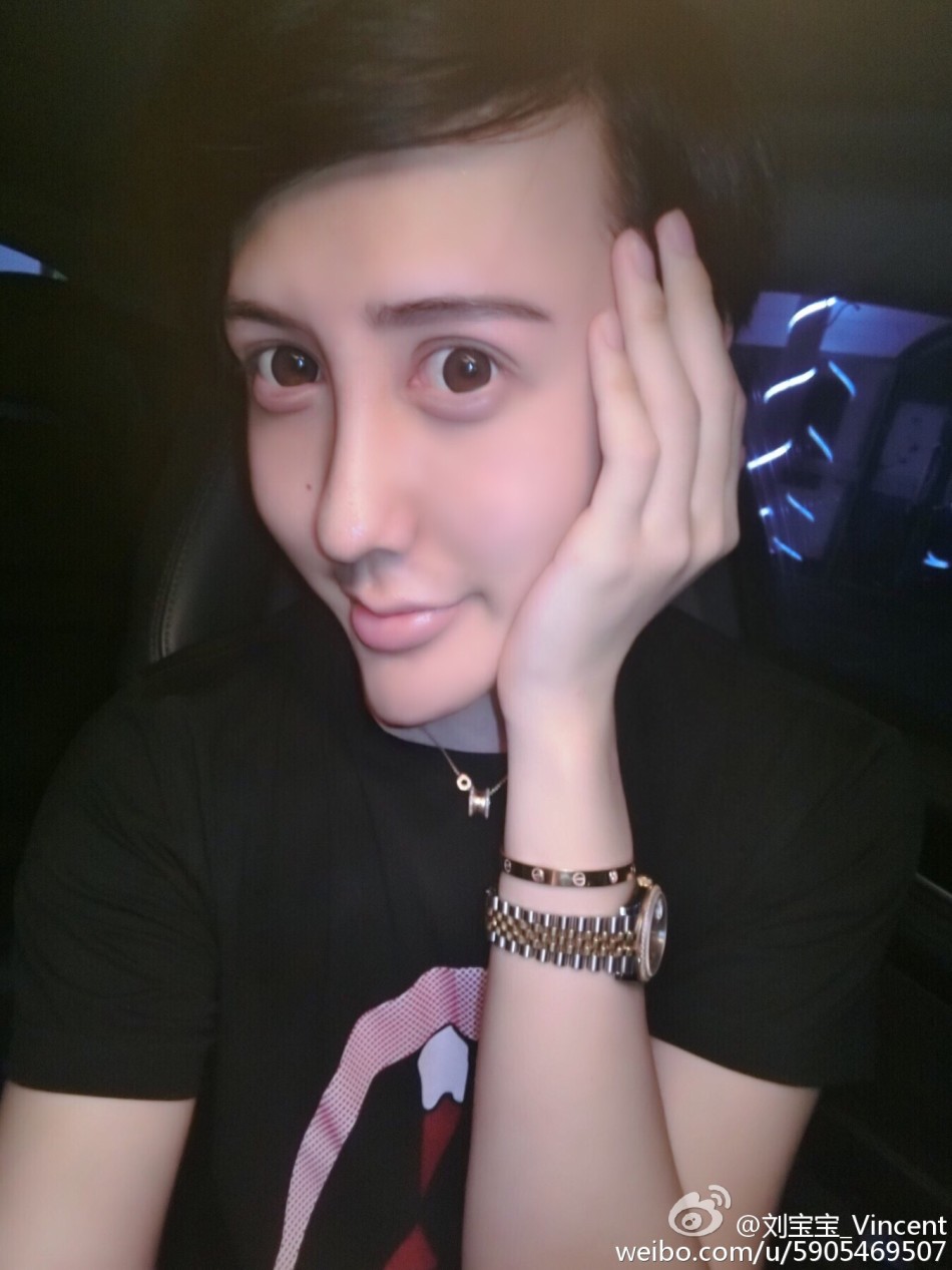 蛇精男刘梓晨豪车内自拍 自卖自夸好清纯