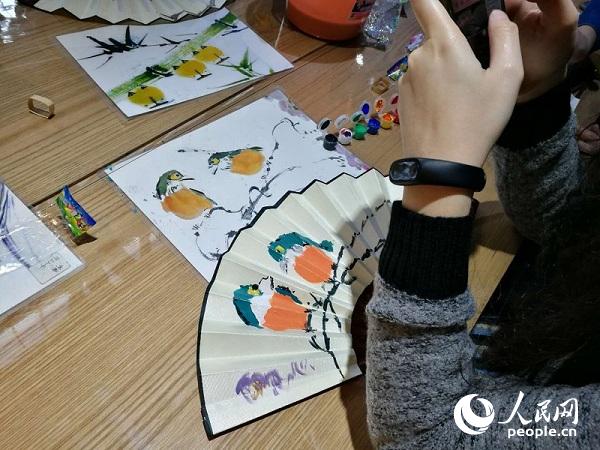 海峡两岸青年在杭州体验扇面作画