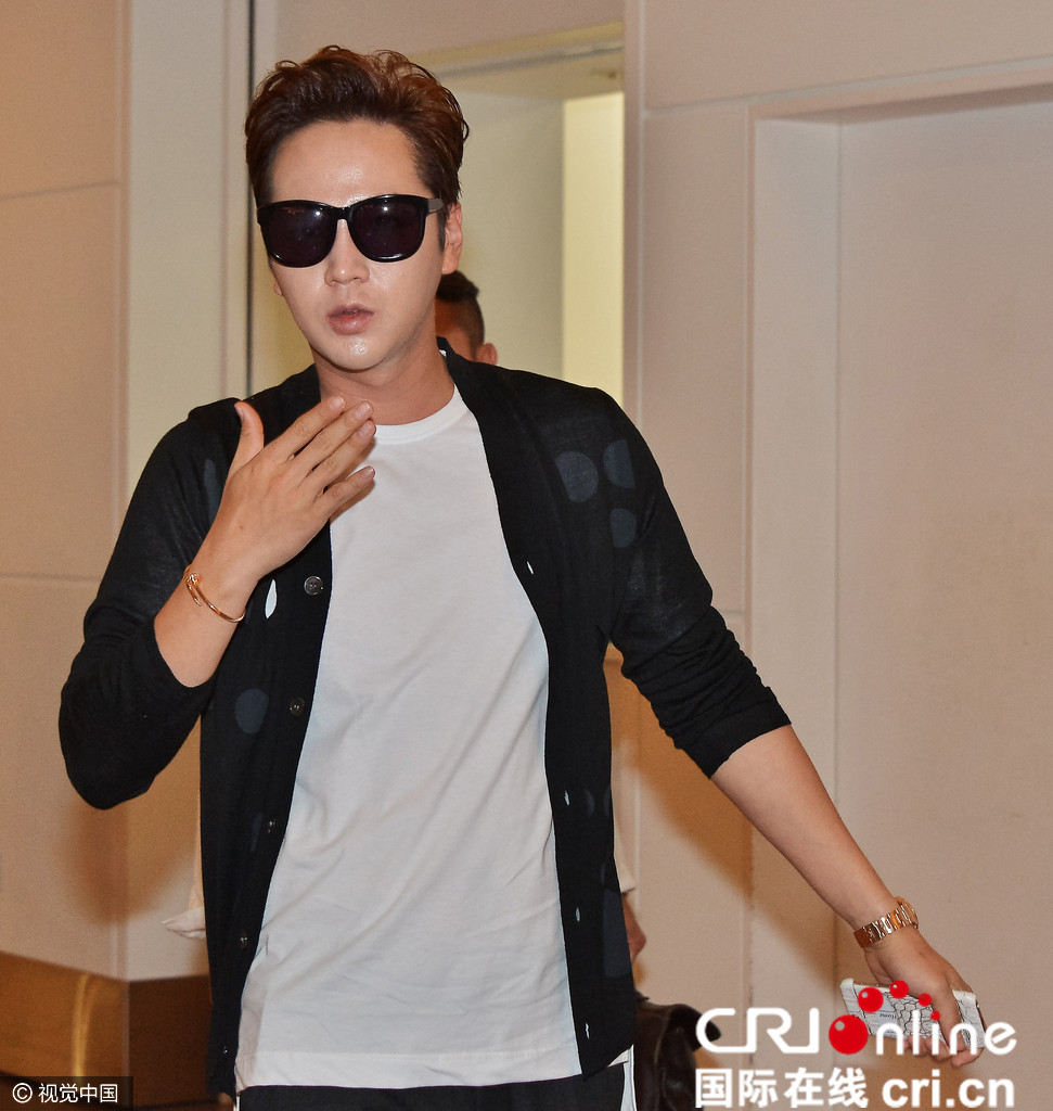 张根硕满脸油光现身机场