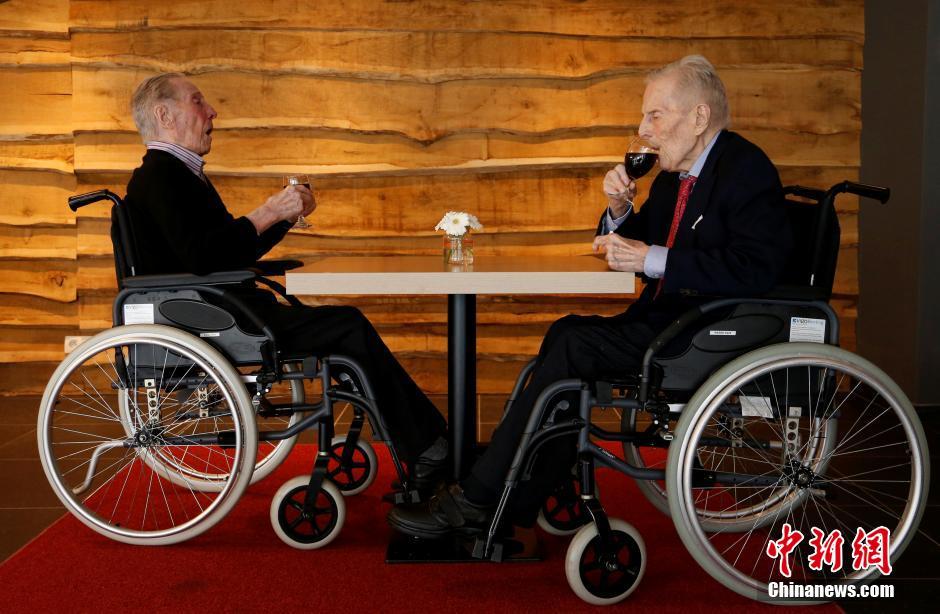 比利时世界最年长双胞胎将庆祝103岁生日