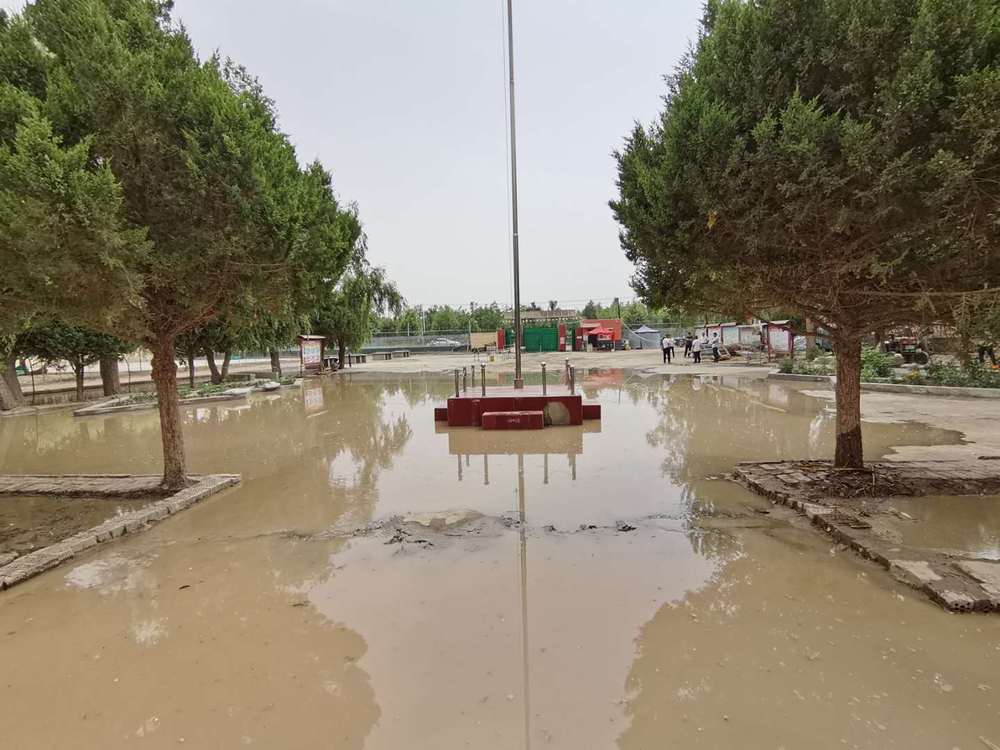 医院派驻萨依栏杆村工作队长兼第一书记唐雪琴了解到学校操场的情况后