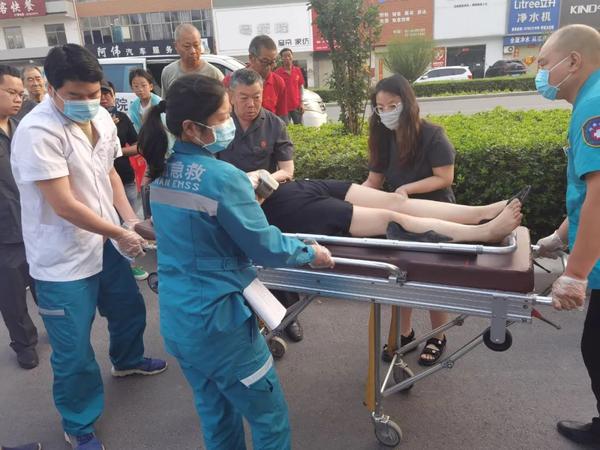 焦作市博爱县人民法院干警凌晨执行 路遇一女子晕倒紧急施救